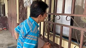 The big a$$ and the busty neighbor are unable to escape! To add insult to injury, the elderly pervert assists her and takes advantage of her situation.