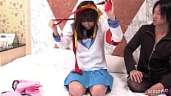 Cosplay of a Japanese miniature Uncensored JAV Pornography shows a virgin sister being deceived into falling in love with a creampie for the first time.