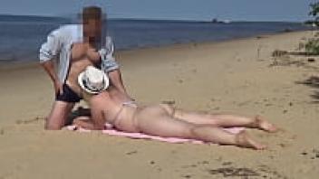 The hilarious beach - Getting acquainted with the juicy milf