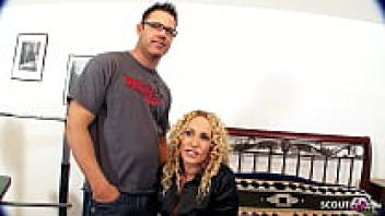 Samantha is one sexy mature woman with curly hair. Inquire with Casting love and pick them up.