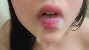 [Videotaped by amateurs] When she is in the bathroom, a female college student who enjoys blowjobs licks her anus, gets a tongue piercing, and has an 18-year-old cums in her mouth.