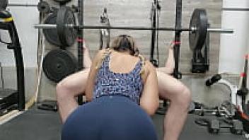 When working out, the gym hottie sucks the guy off.