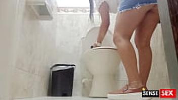 SEXY LATINA BIG ASS WITH A HIDDEN CAMERA IN THE PUBLIC BATHROOM
