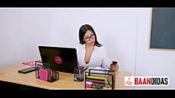 She used internal cumshot to impregnate the teacher, and after falling in love with her boyfriend, she divorced her husband.